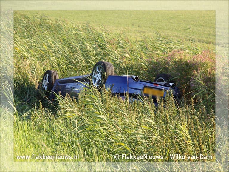 Auto naast de weg bij Dirksland