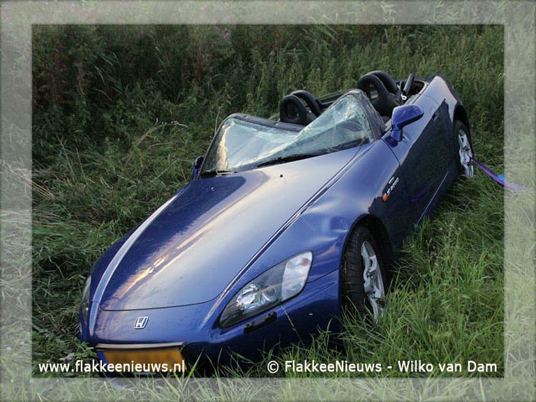 Auto naast de weg bij Dirksland