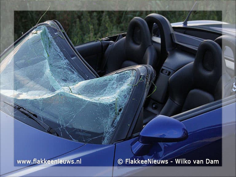 Auto naast de weg bij Dirksland