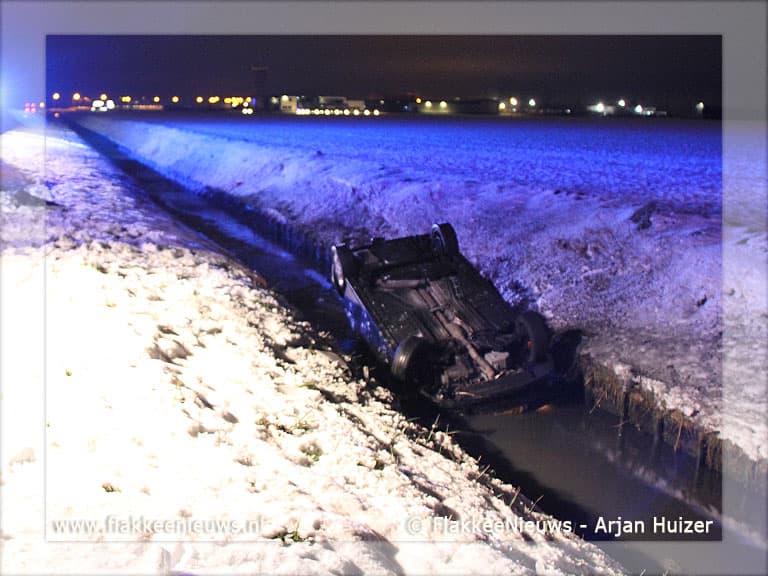 Twee auto's in de sloot op de N215