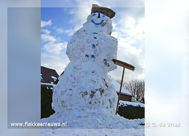 Mega sneeuwpop in Dirksland en Goedereede