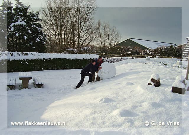 Mega sneeuwpop in Dirksland en Goedereede