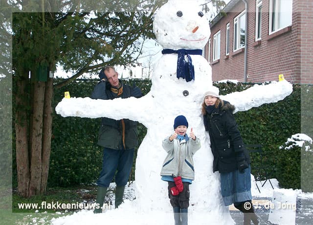 Mega sneeuwpop in Dirksland en Goedereede