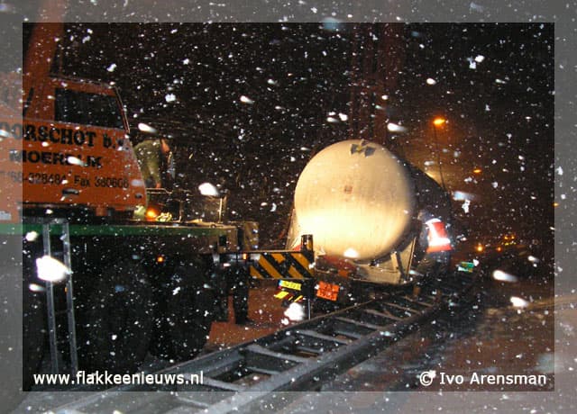 LPG-wagen tegen vangrail