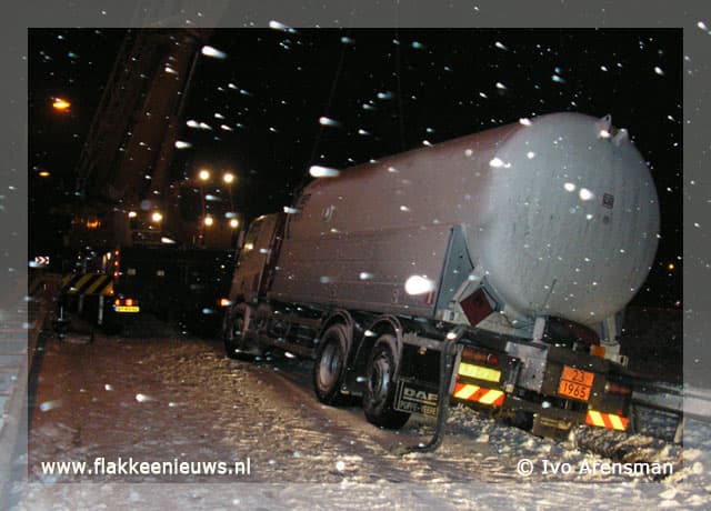 LPG-wagen tegen vangrail