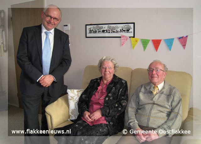 Echtpaar Born-van Schouwen ontvangt burgemeester Oostflakkee