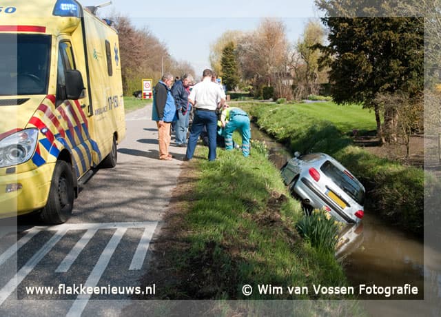 Automobilist door onbekende oorzaak in de sloot