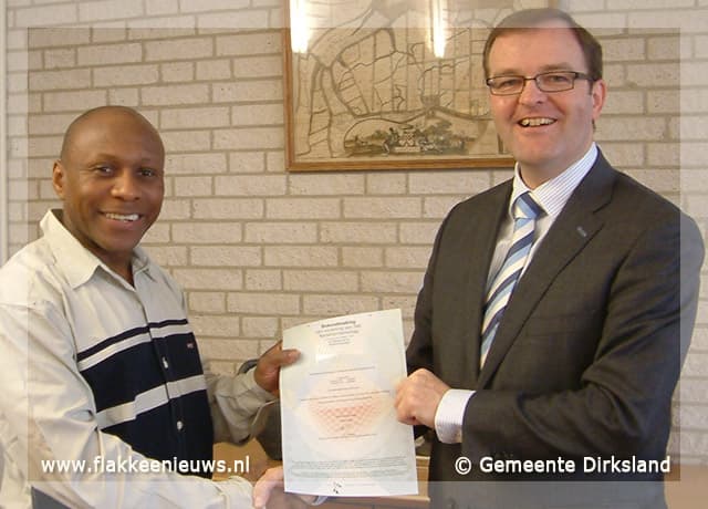 Burgemeester Stoop reikt bewijs van Nederlanderschap uit