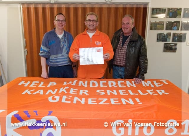 De blauwe Duif overhandigt cheque aan Kika