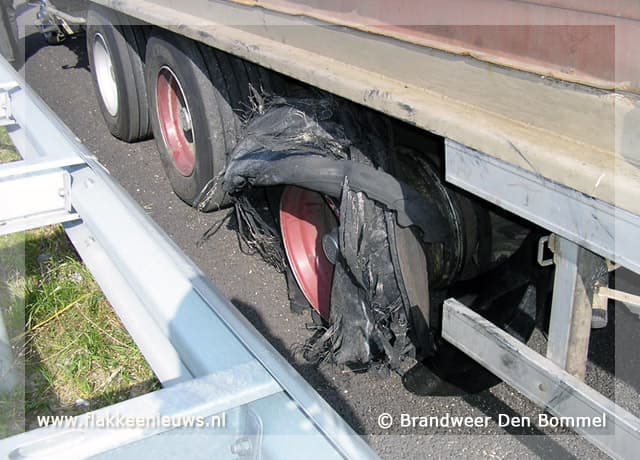 Verkeershinder op N59 door klapband