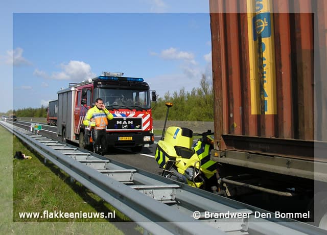Verkeershinder op N59 door klapband