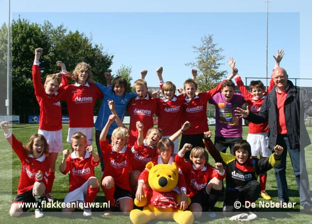 De Nobelaer uit Oude-Tonge wint regiofinale schoolvoetbal