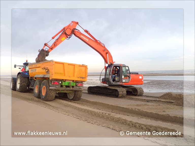 Aanpak slib op stranden van Ouddorp begonnen