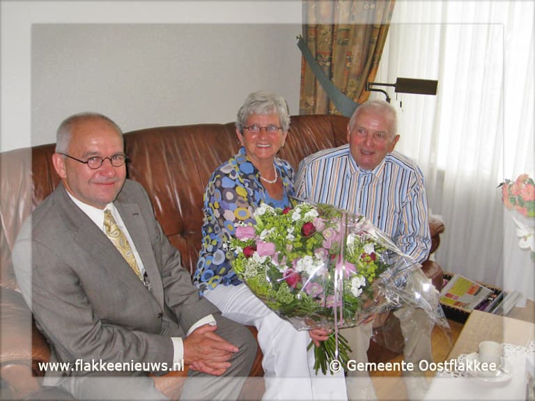 Burgemeester op bezoek bij gouden bruidspaar