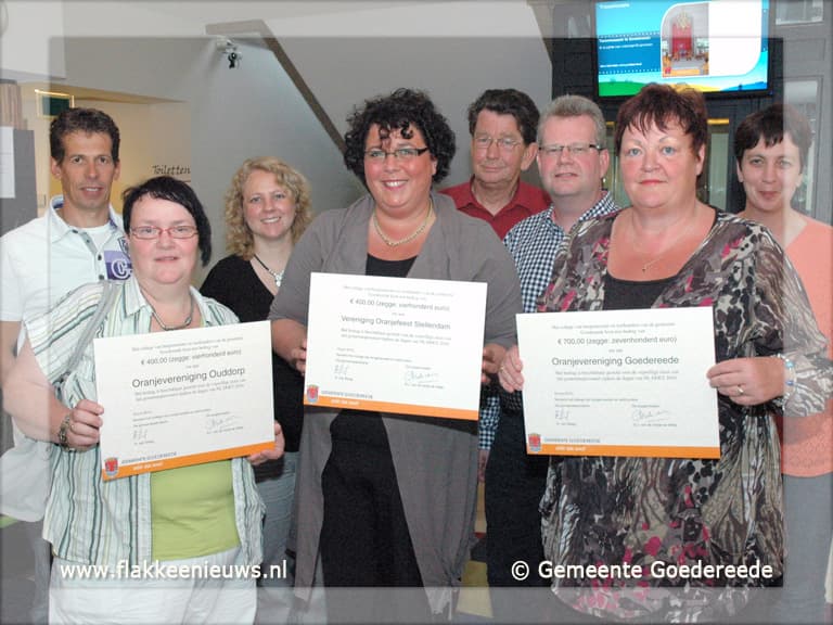 Oranjeverenigingen gemeente Goedereede ontvangen cheque