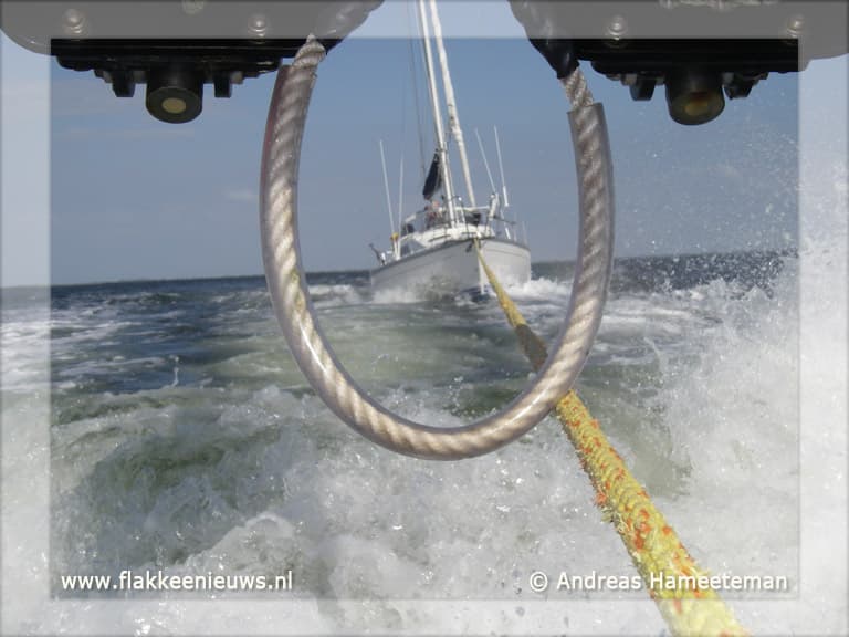 KNRM Ouddorp in actie op het strand en op het water