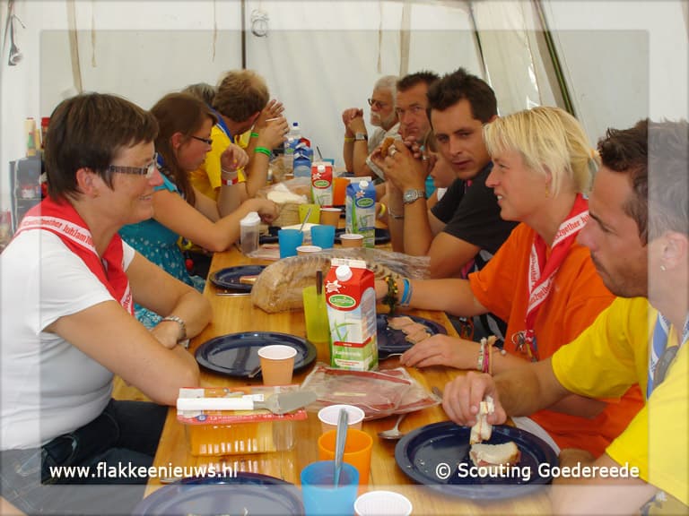 Burgemeester Goedereede bezoekt scouts