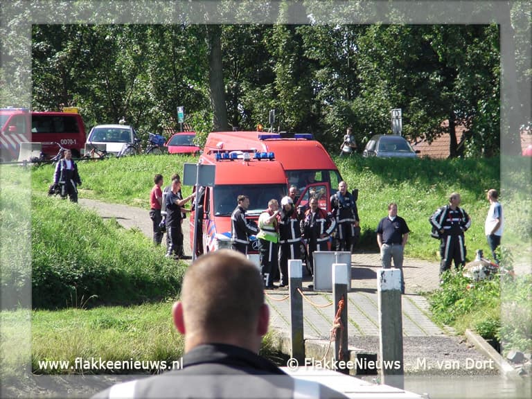 Hulpdiensten rukken uit voor auto in de haven