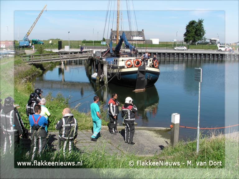 Hulpdiensten rukken uit voor auto in de haven