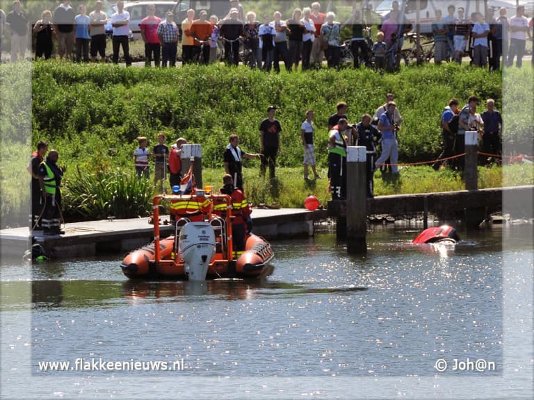 Hulpdiensten rukken uit voor auto in de haven