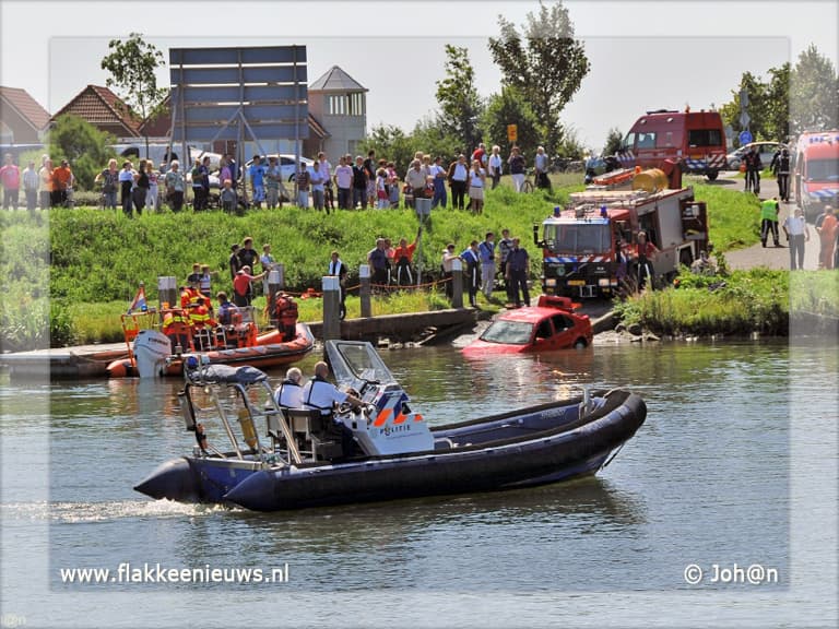 Hulpdiensten rukken uit voor auto in de haven