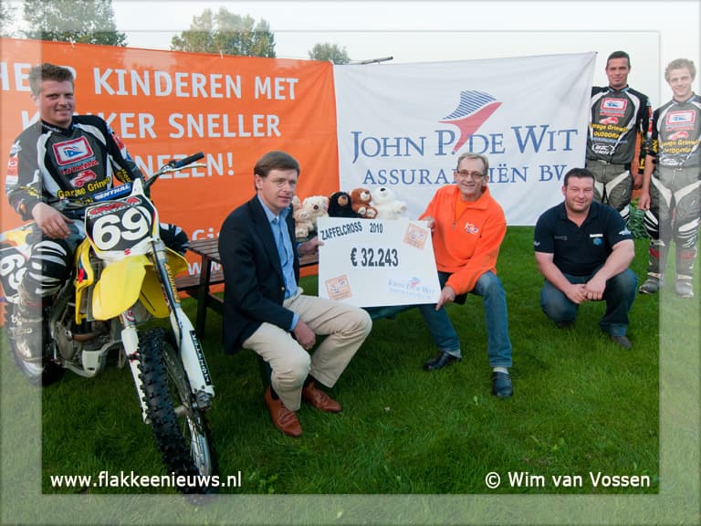 Mc de Zaffels overhandigt cheque aan KIKA