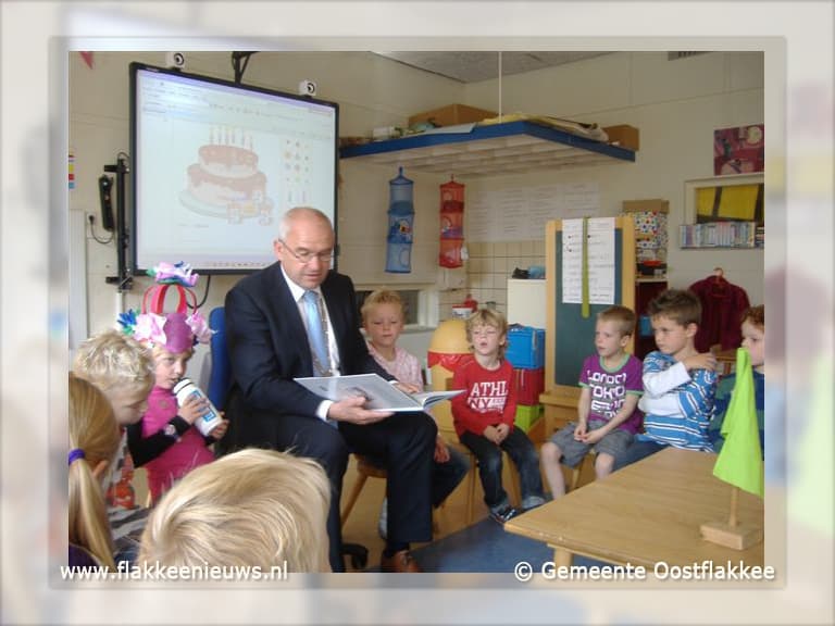 Burgemeester leest voor bij de Nobelaer in Oude-Tonge