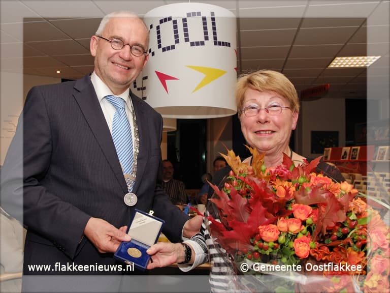 Bronzen gemeentepenning voor mevrouw Winkels