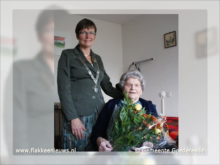 Burgemeester bezoekt 101-jarige mevrouw van Splunter