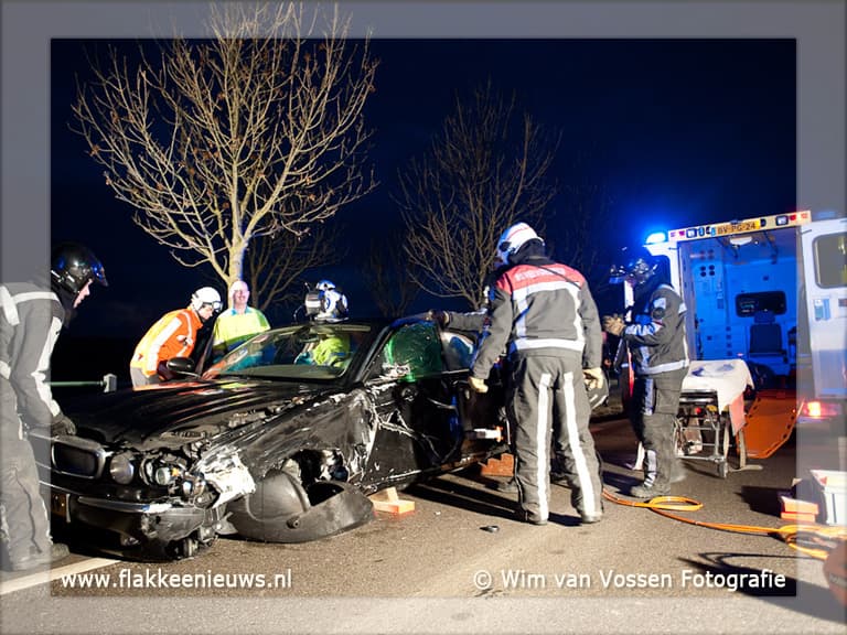 Personenwagen en vrachtwagen in botsing
