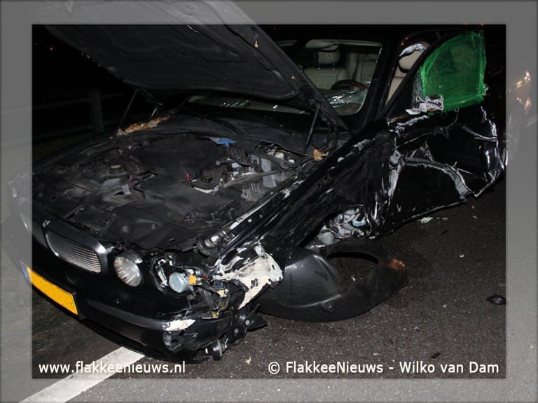 Personenwagen en vrachtwagen in botsing