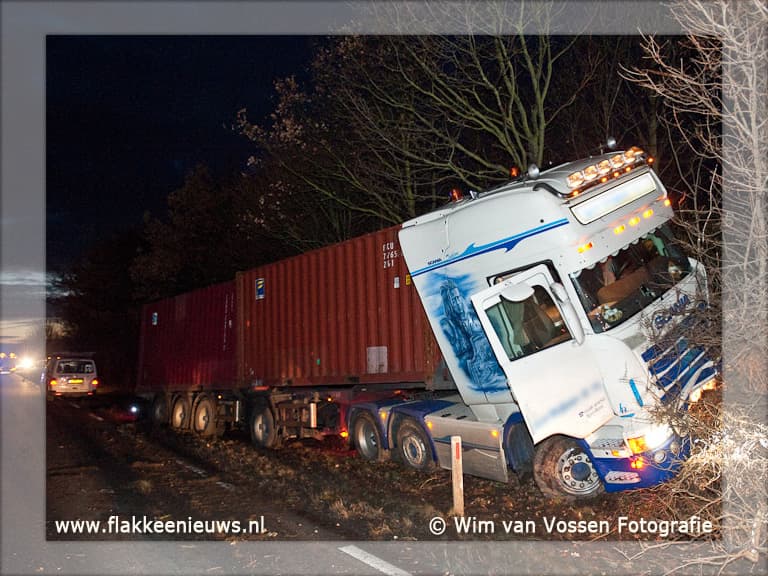 Personenwagen en vrachtwagen in botsing