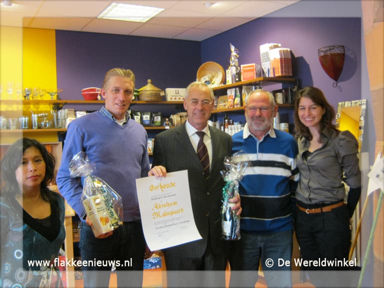 Wereldwinkel bedankt Omloop en de heer Maliepaard