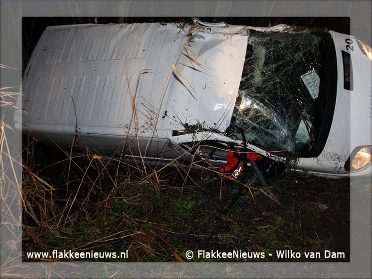Bestelbusje rijdt van de dijk bij Dirksland