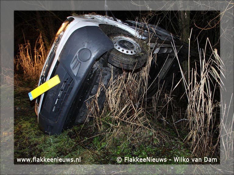 Bestelbusje rijdt van de dijk bij Dirksland