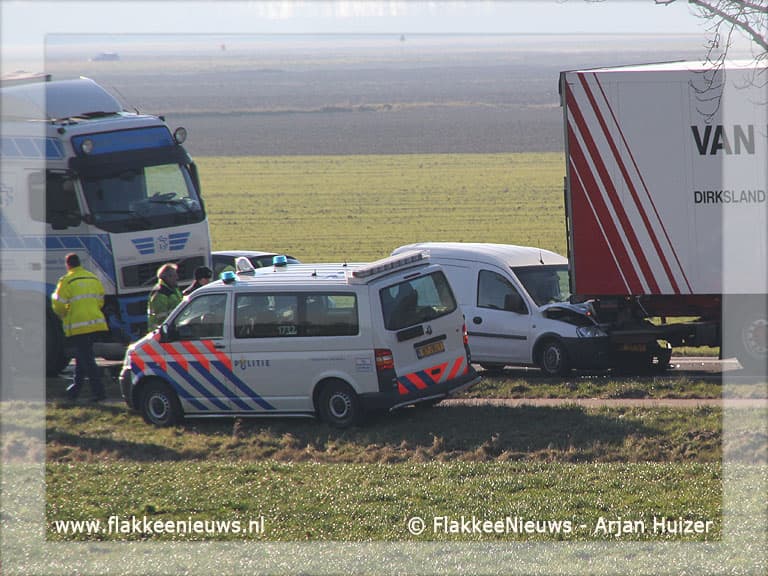 Aanrijding tussen twee vrachtwagens en bestelbusje