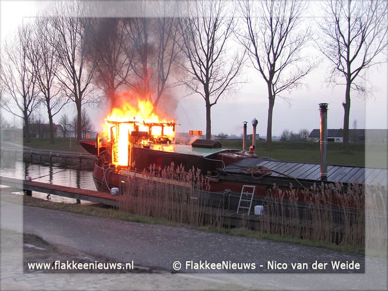 Brand op schip in havenkanaal Middelharnis