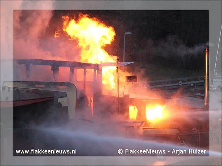 Brand op schip in havenkanaal Middelharnis