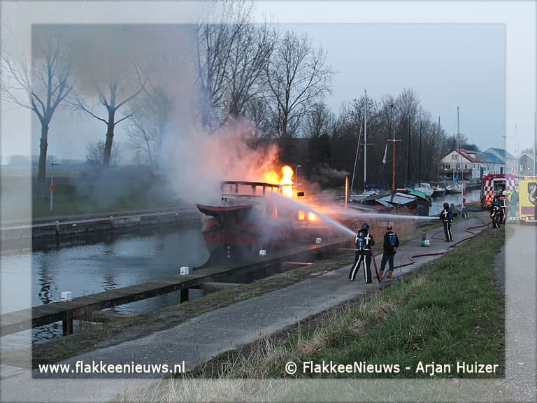Brand op schip in havenkanaal Middelharnis