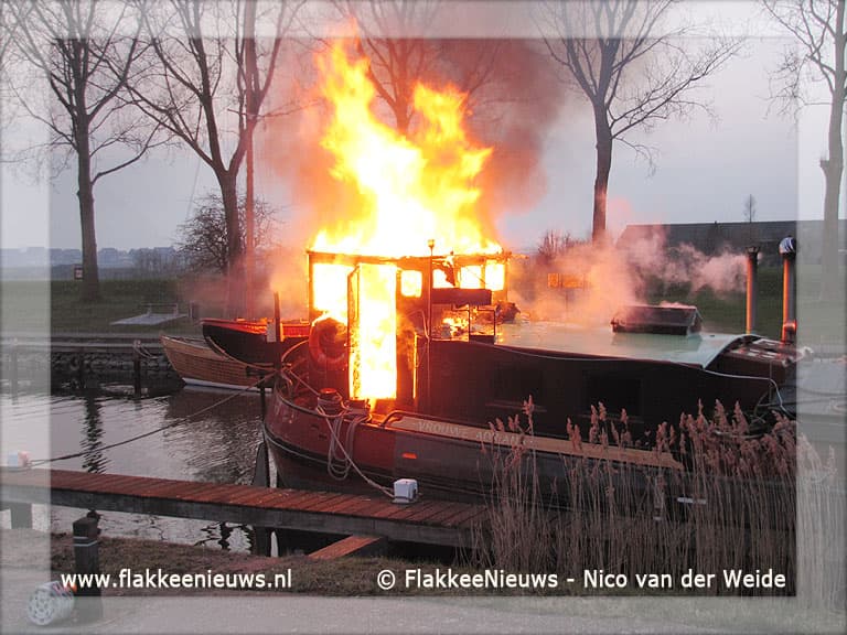 Brand op schip in havenkanaal Middelharnis