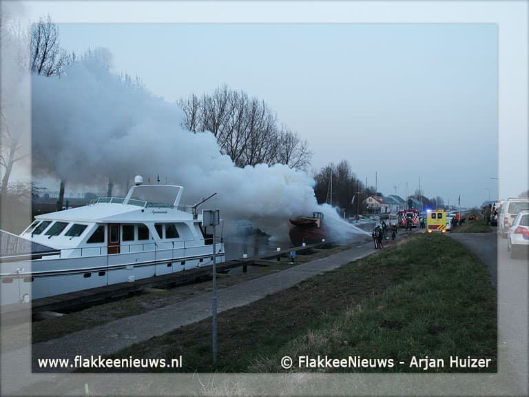 Brand op schip in havenkanaal Middelharnis