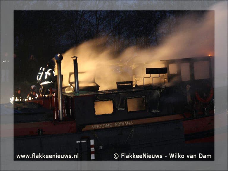 Brand op schip in havenkanaal Middelharnis