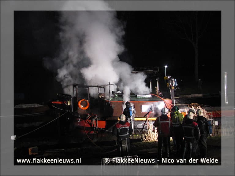 Brand op schip in havenkanaal Middelharnis