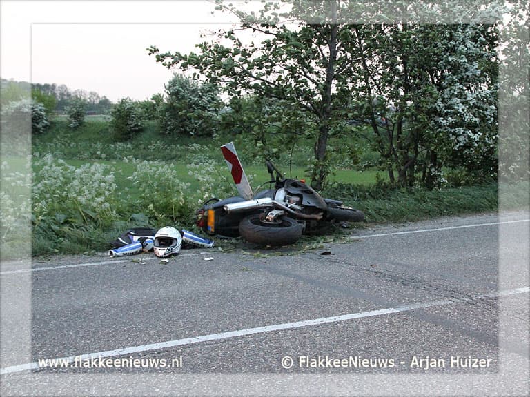 Motor onderuit op Oudelandsedijk Sommelsdijk