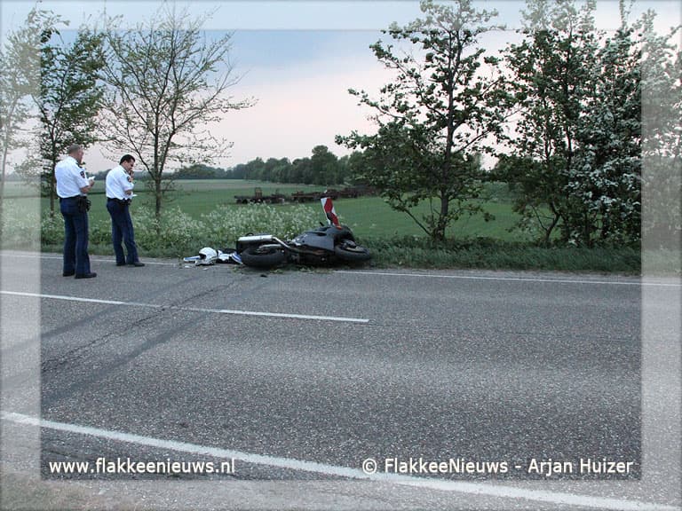 Motor onderuit op Oudelandsedijk Sommelsdijk
