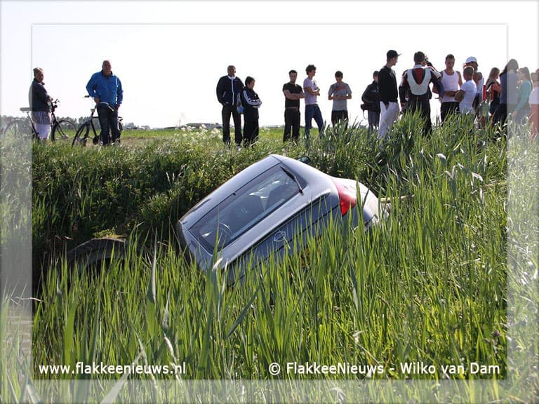 Auto te water in Middelharnis