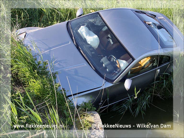 Auto te water in Middelharnis