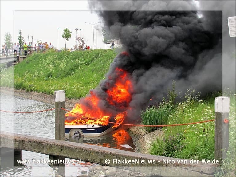 Motorboot uitgebrand in haven Middelharnis