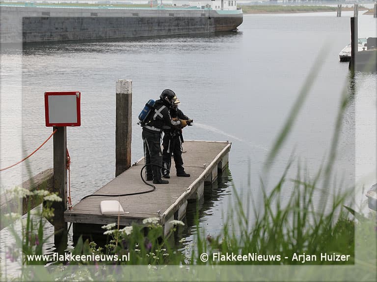 Motorboot uitgebrand in haven Middelharnis