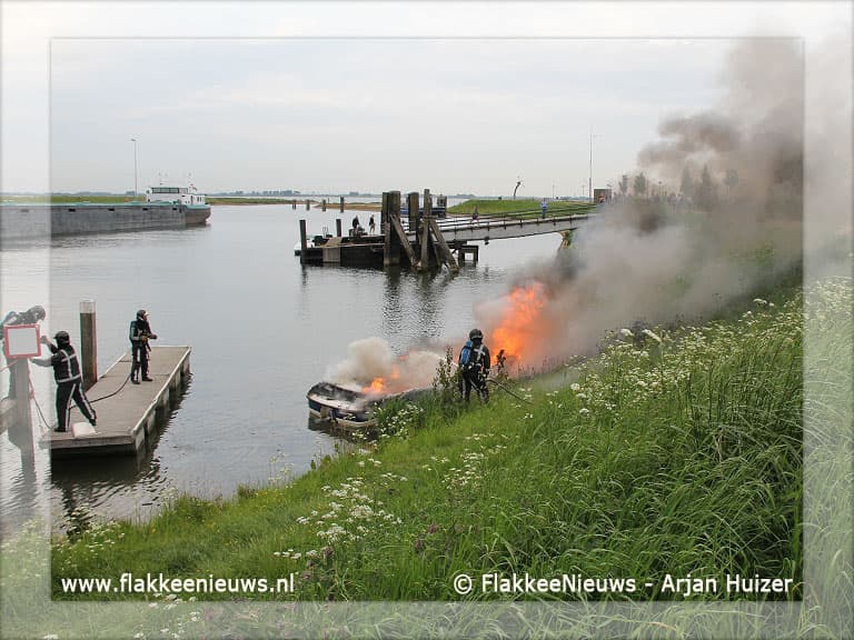 Motorboot uitgebrand in haven Middelharnis